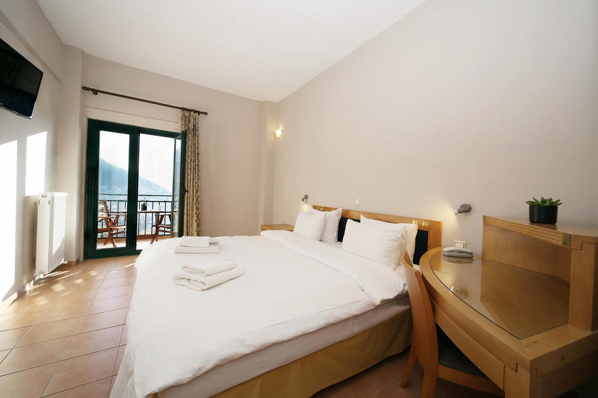 Hotel Lecadin Карпенисион Экстерьер фото