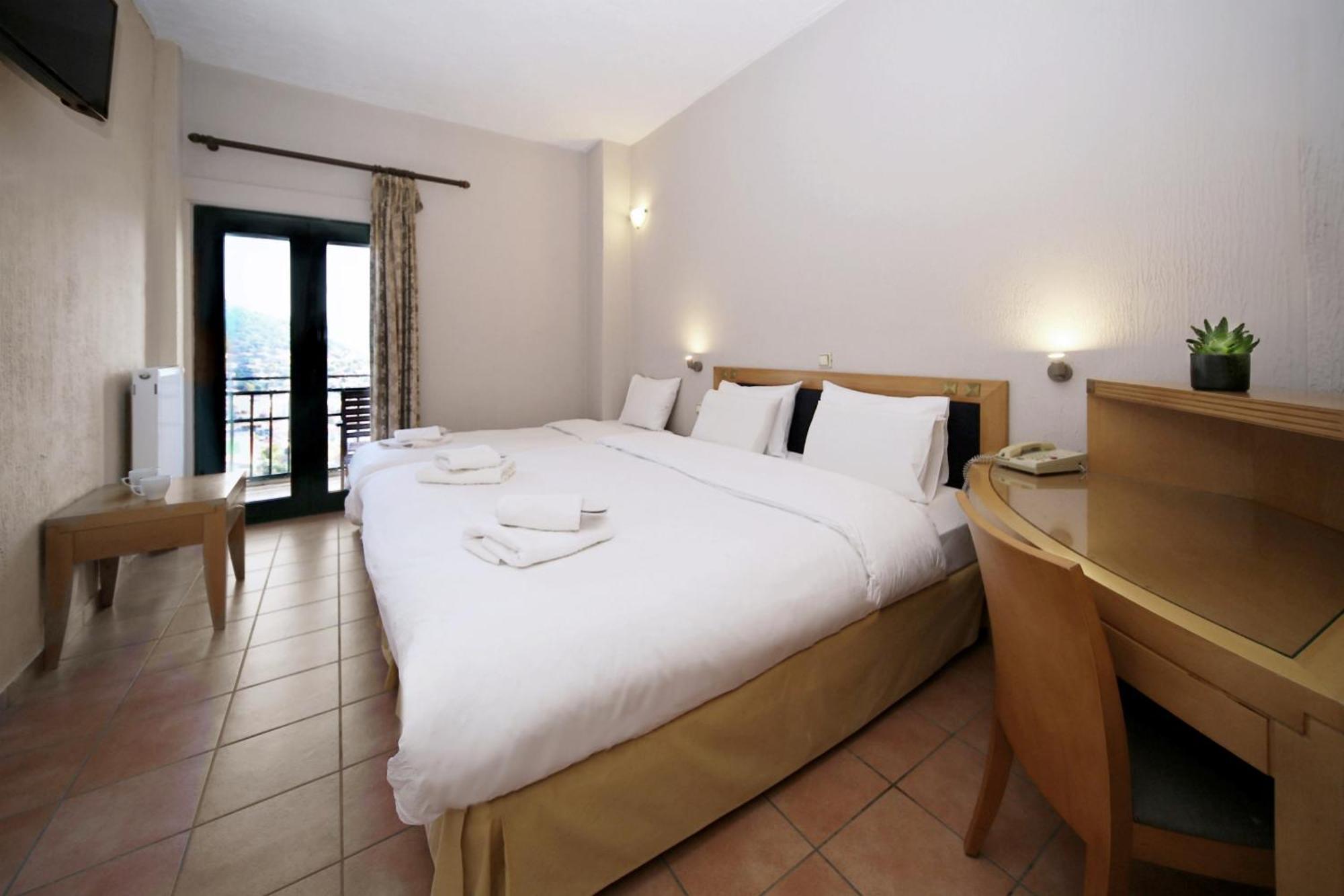 Hotel Lecadin Карпенисион Экстерьер фото