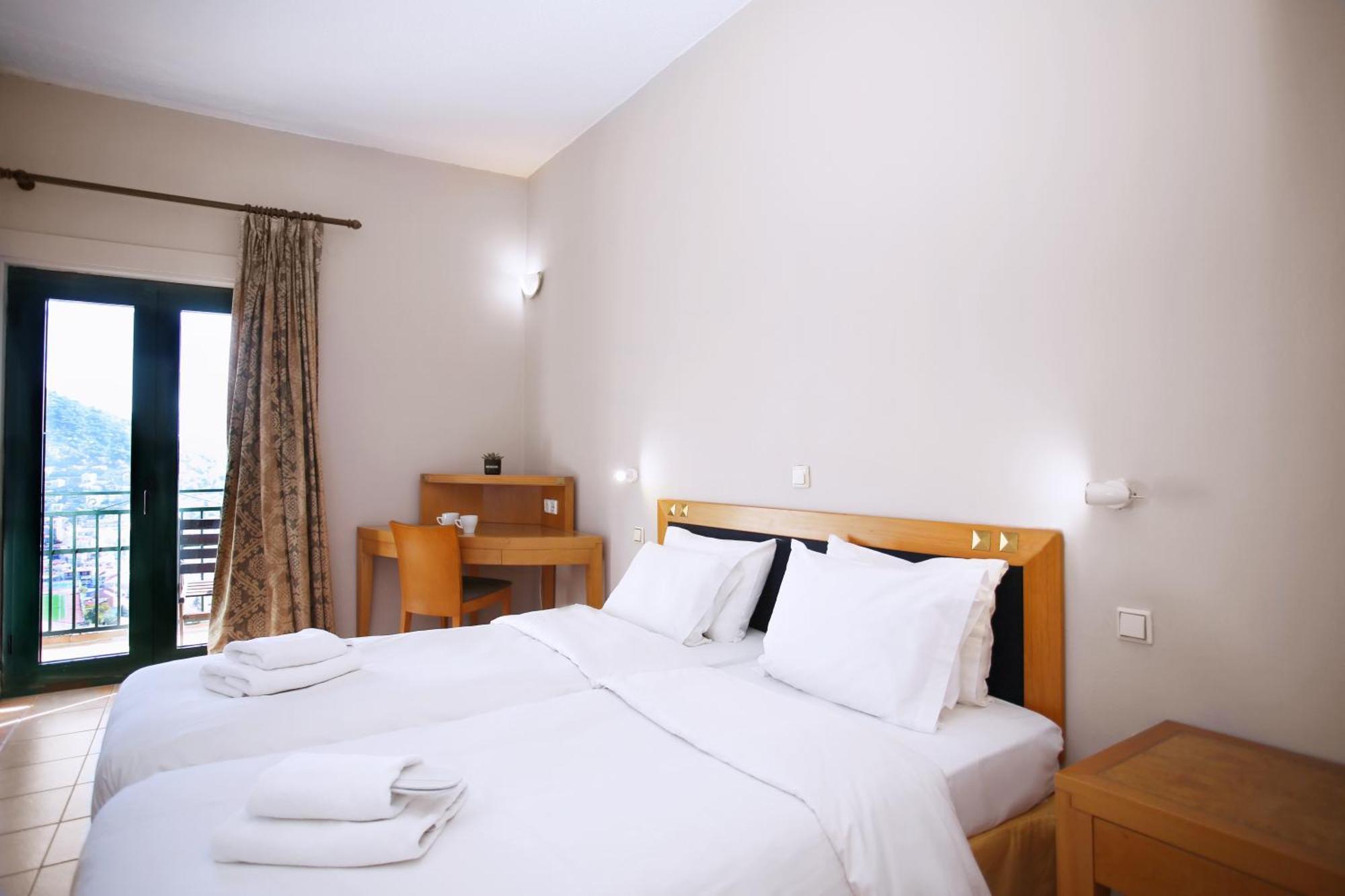 Hotel Lecadin Карпенисион Экстерьер фото